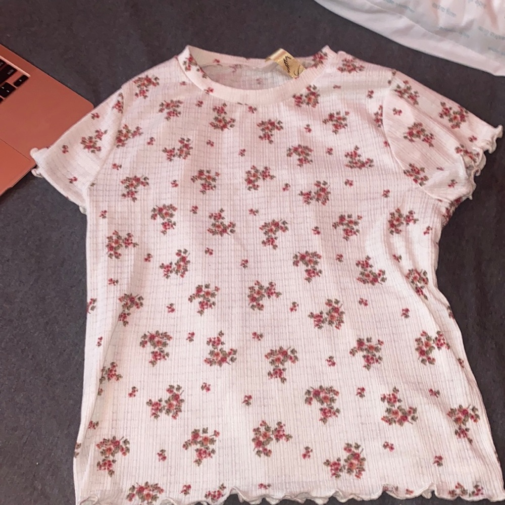 Short sleeve shirt with flower patterns